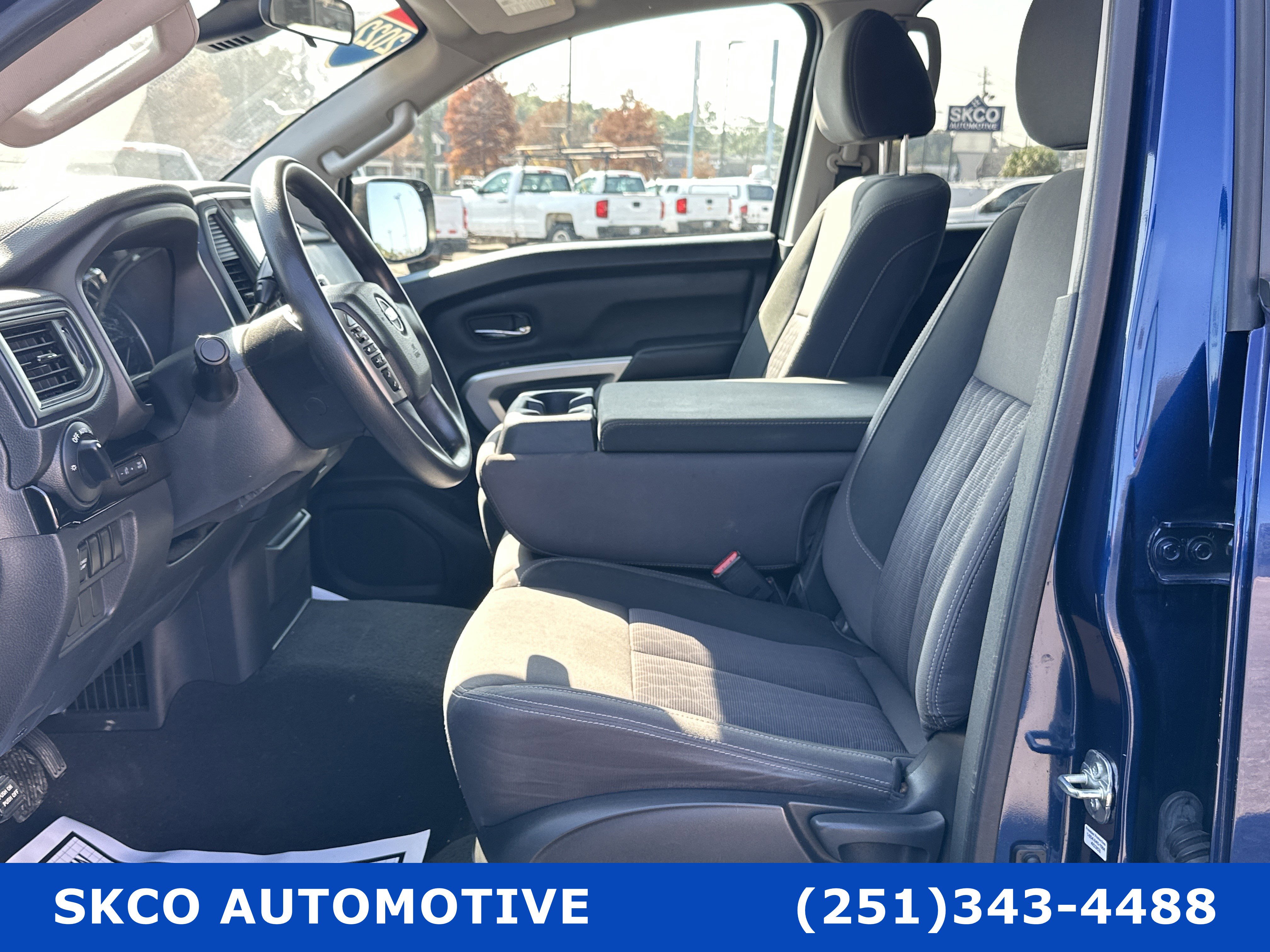 Used 2022 Nissan Titan SV image 11