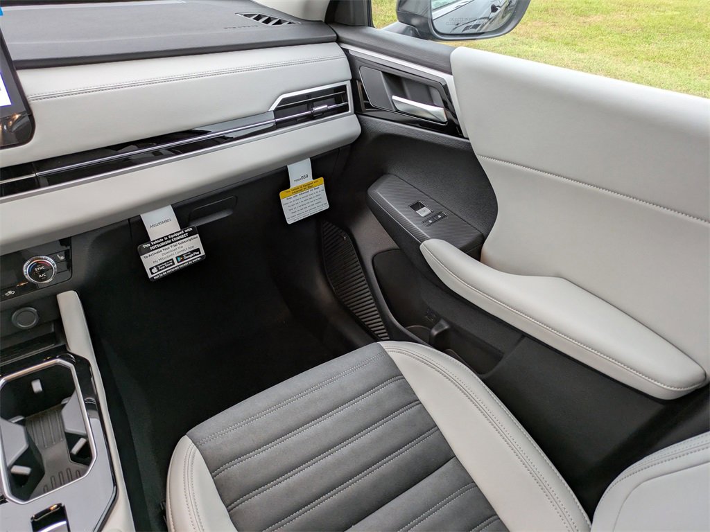 New 2025 Mitsubishi Outlander SE image 16