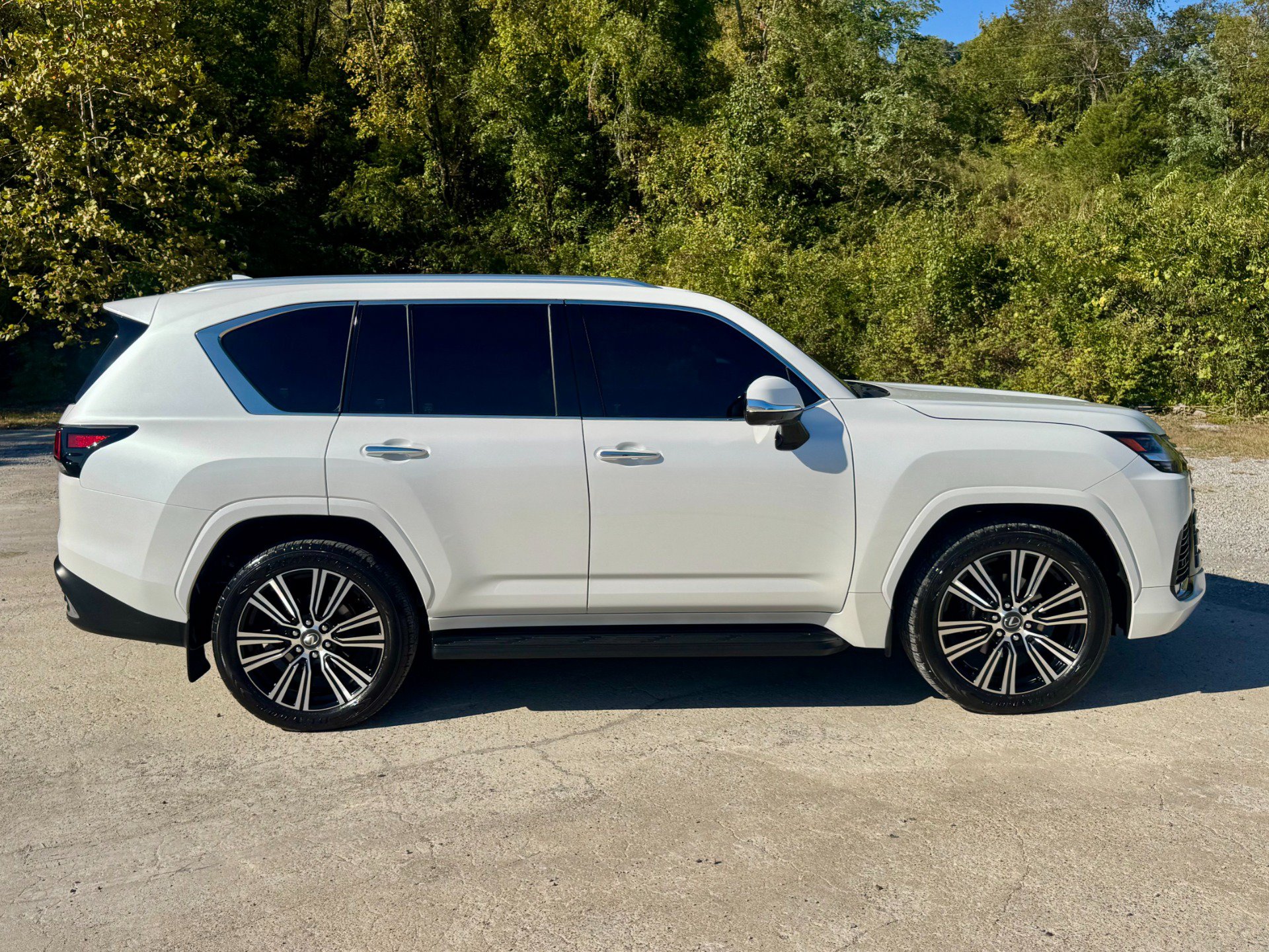 Used 2024 Lexus LX 600 4WD w/ Luxury Package image 8
