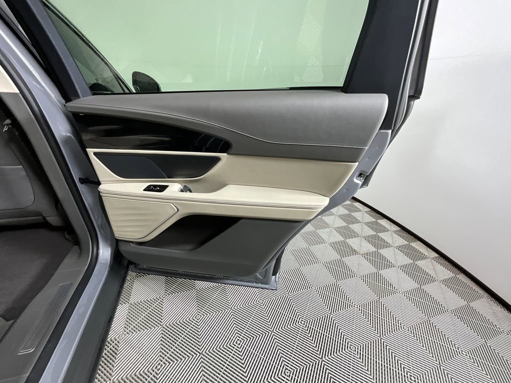 Used 2025 Lincoln Nautilus Premier image 24