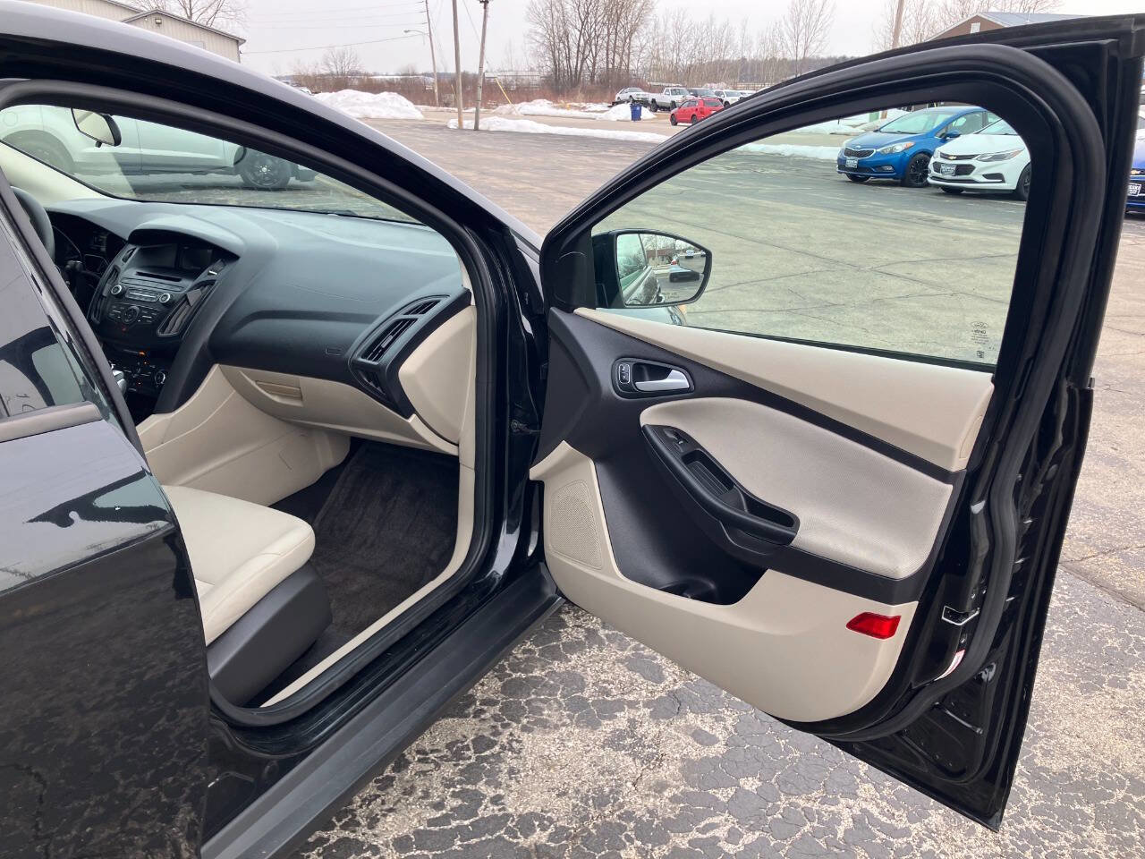 Used 2015 Ford Focus SE FWD image 13