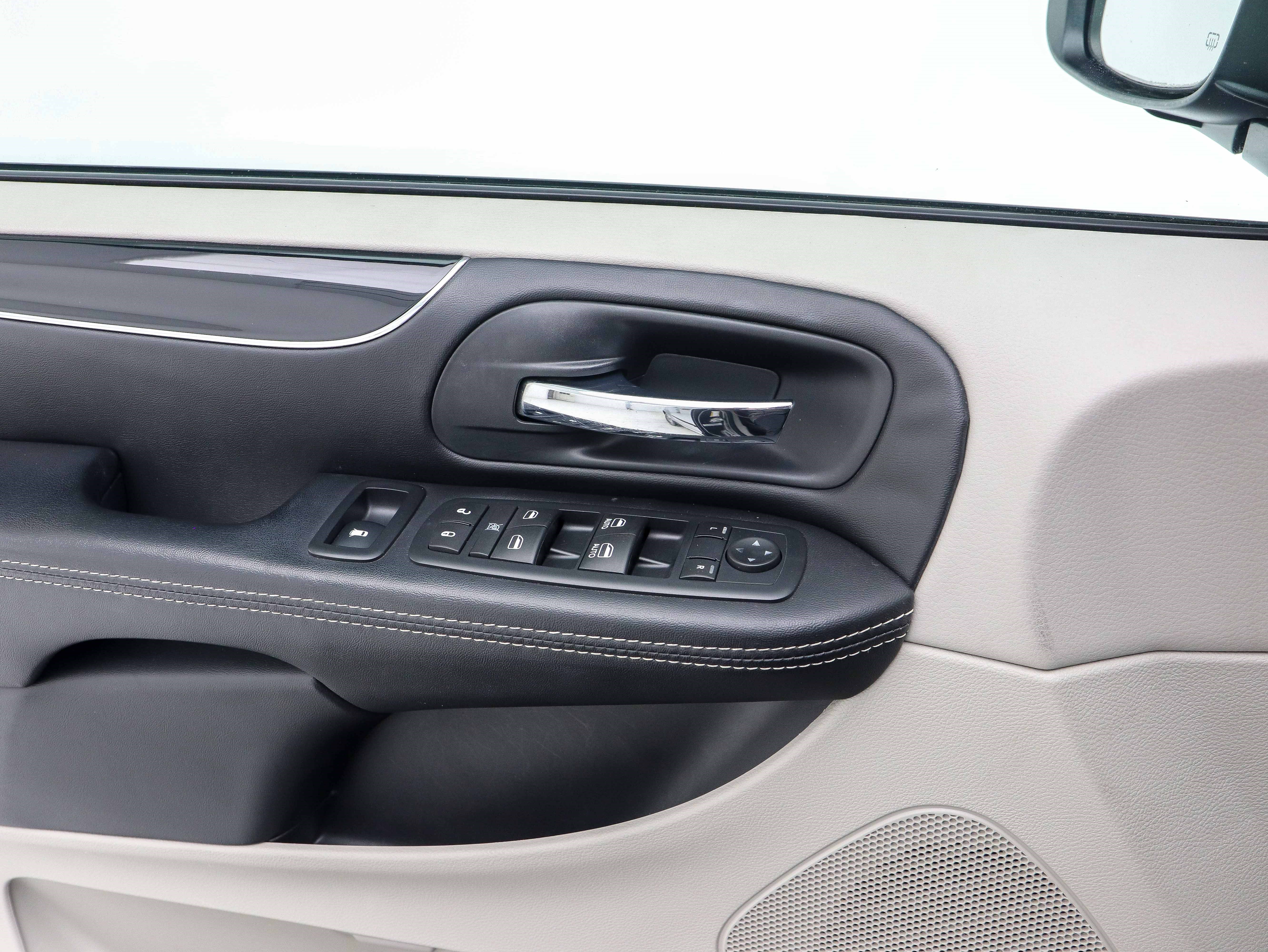 Used 2016 Dodge Grand Caravan SE image 25