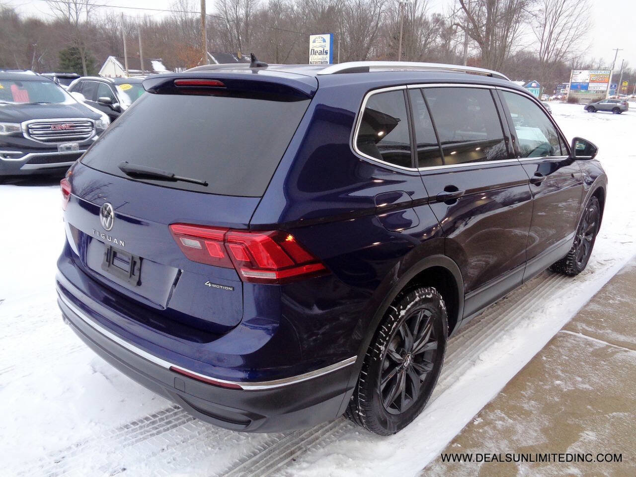 Used 2024 Volkswagen Tiguan SE image 3