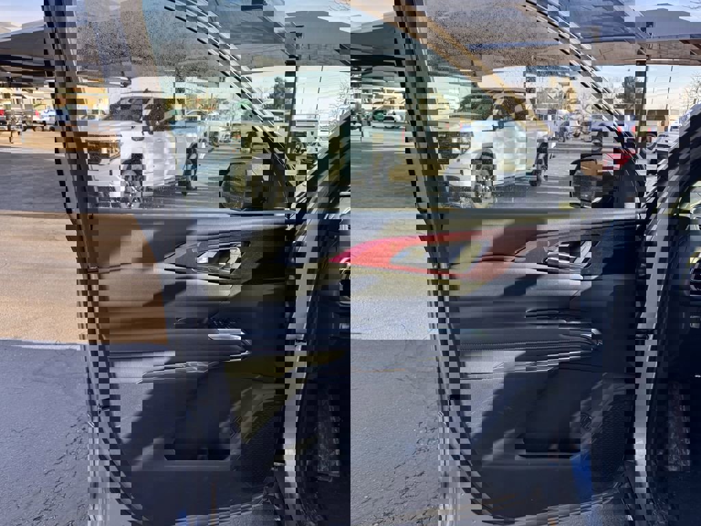 Used 2025 Chevrolet Traverse Z71 image 6