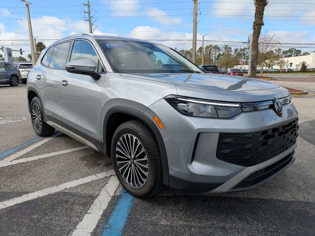 Certified 2025 Volkswagen Tiguan S w/ 18" Wheel Package image 8