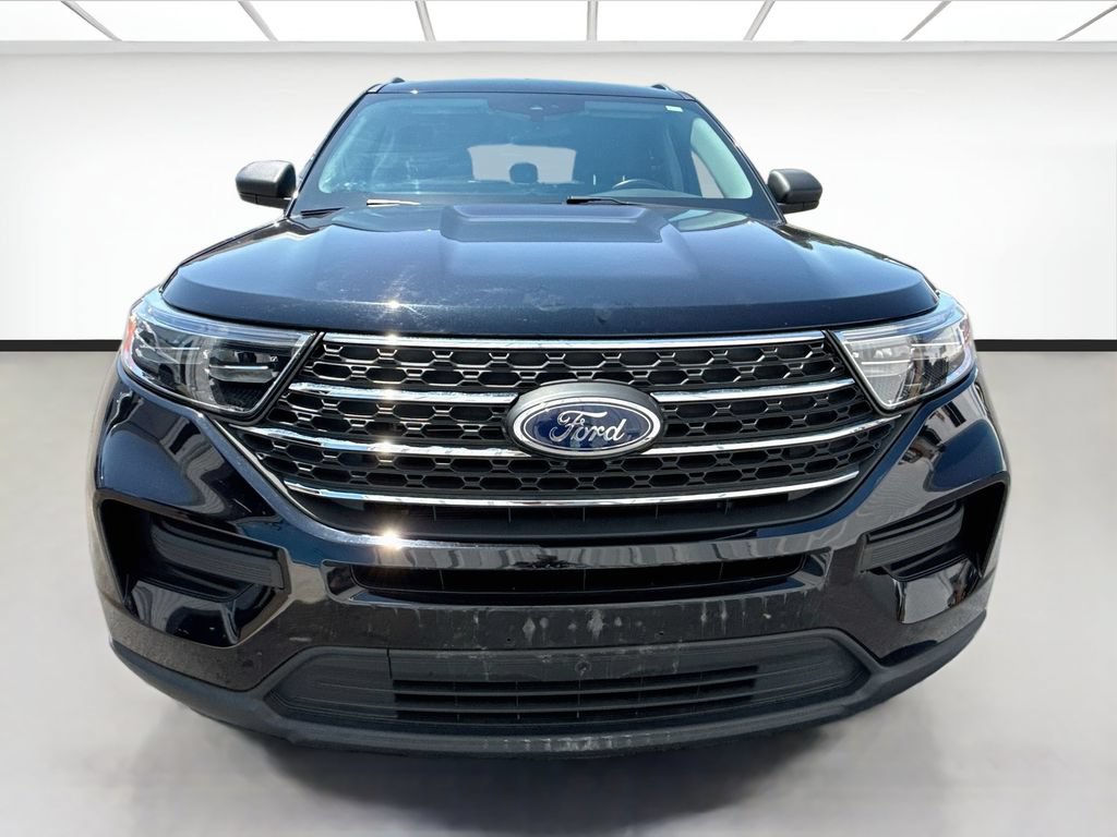 Used 2022 Ford Explorer XLT AWD/4WD image 2