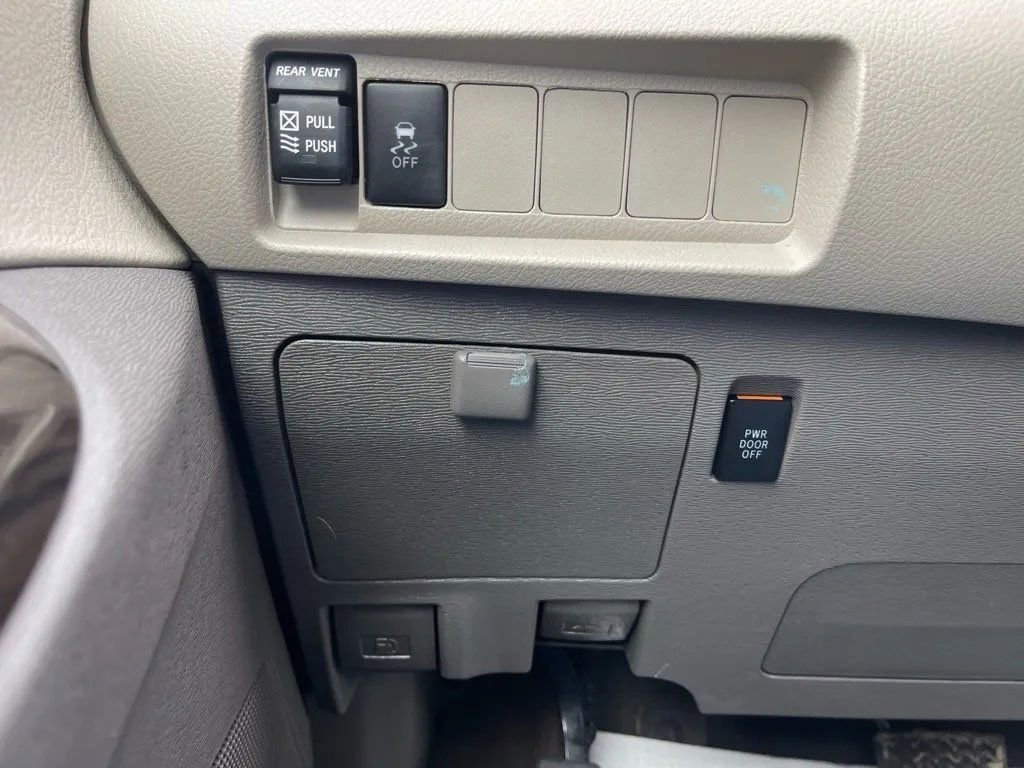 Used 2019 Toyota Sienna XLE image 30