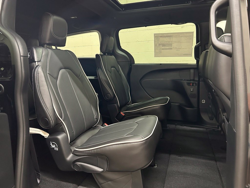 New 2027 Chrysler Pacifica Limited FWD image 13