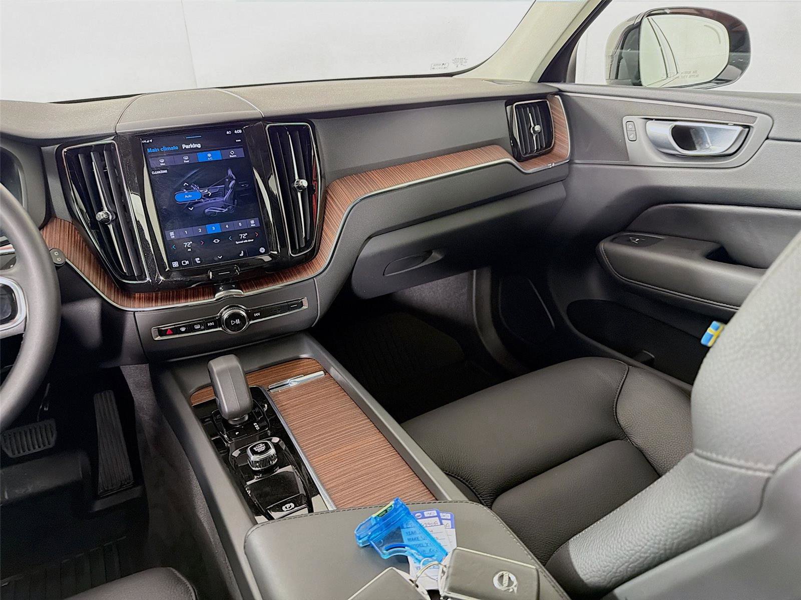 Used 2024 Volvo XC60 B5 Plus w/ Climate Package image 25