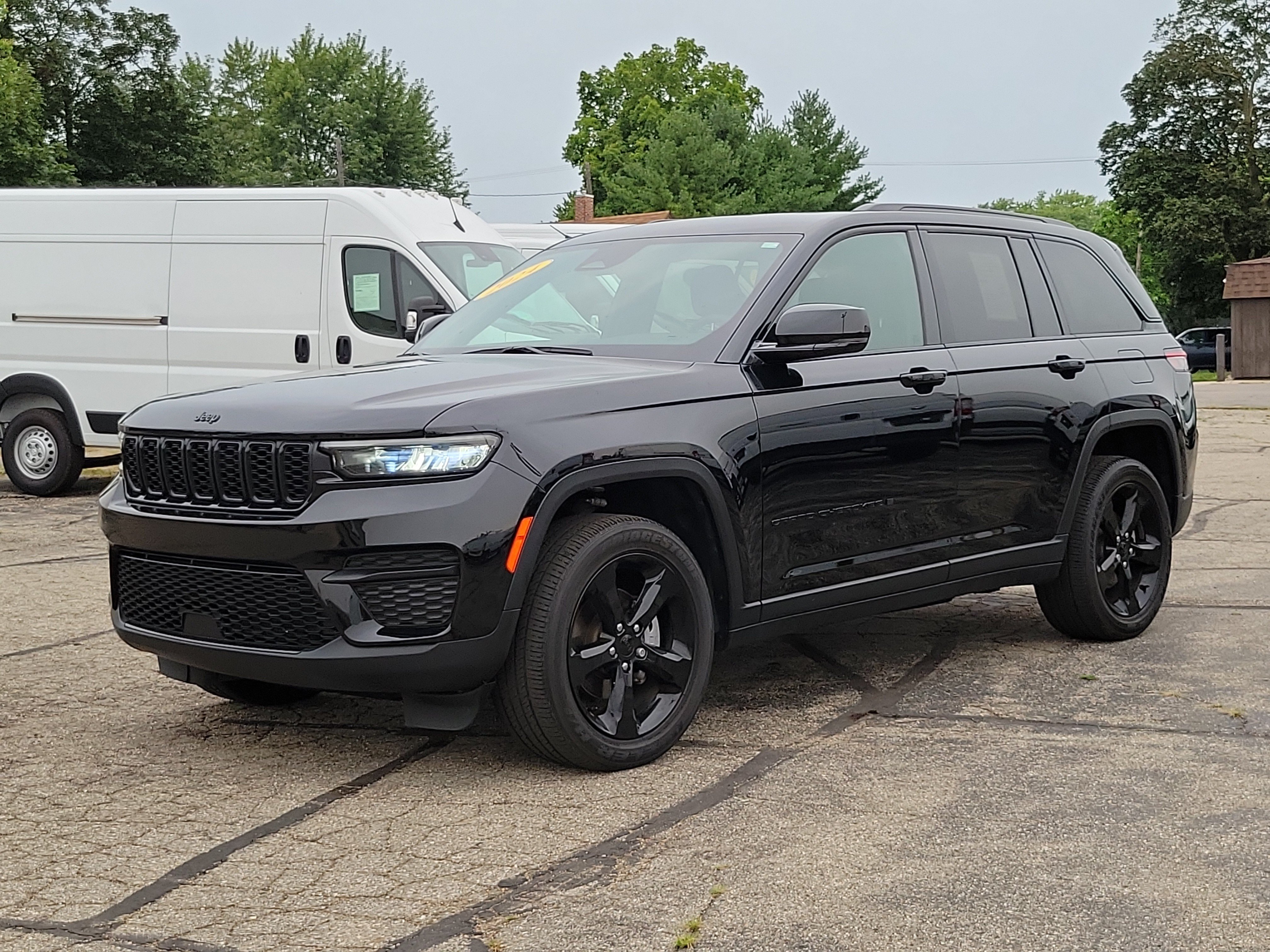 Used 2024 Jeep Grand Cherokee Altitude AWD/4WD image 2