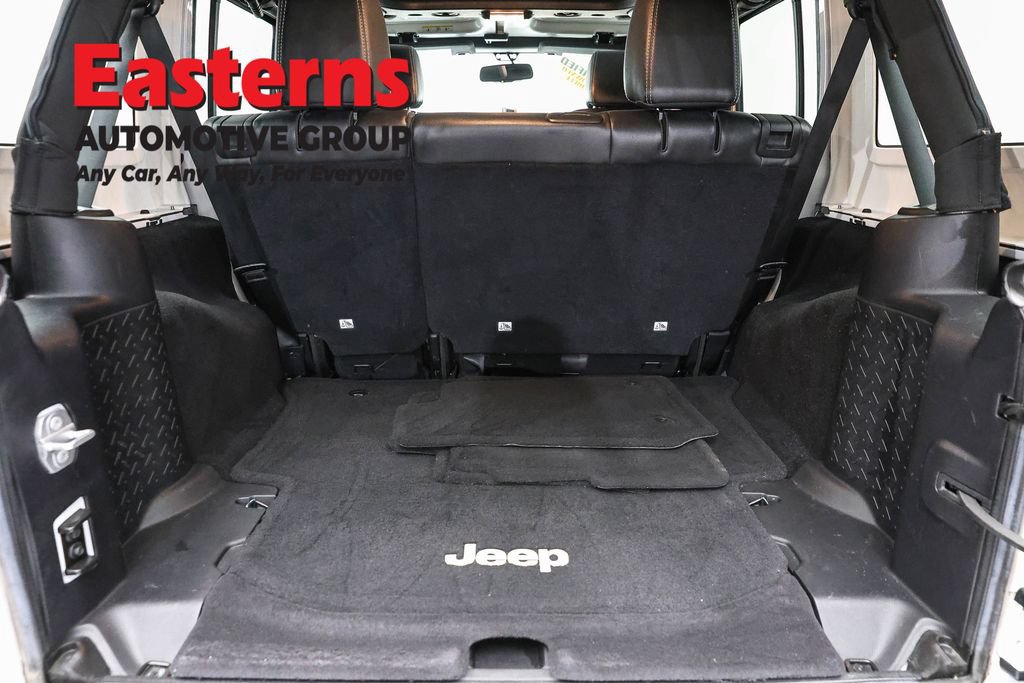 Used 2015 Jeep Wrangler Unlimited Sahara w/ Connectivity Group AWD/4WD image 9