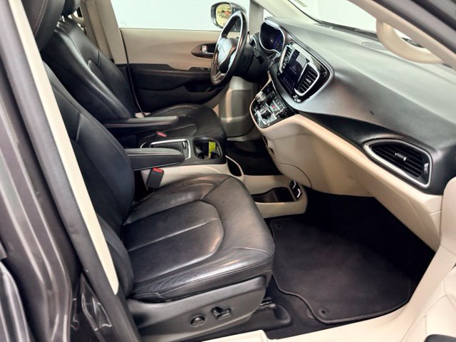 Used 2018 Chrysler Pacifica Touring-L Plus w/ Advanced Safetytec Group FWD image 32