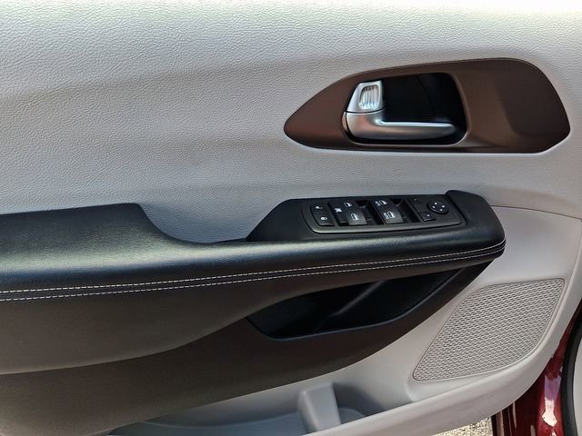 Used 2023 Chrysler Voyager LX image 13