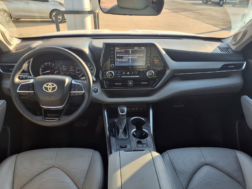 Used 2021 Toyota Highlander Limited FWD image 3