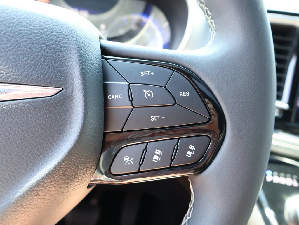 Used 2025 Chrysler Pacifica Limited FWD image 27