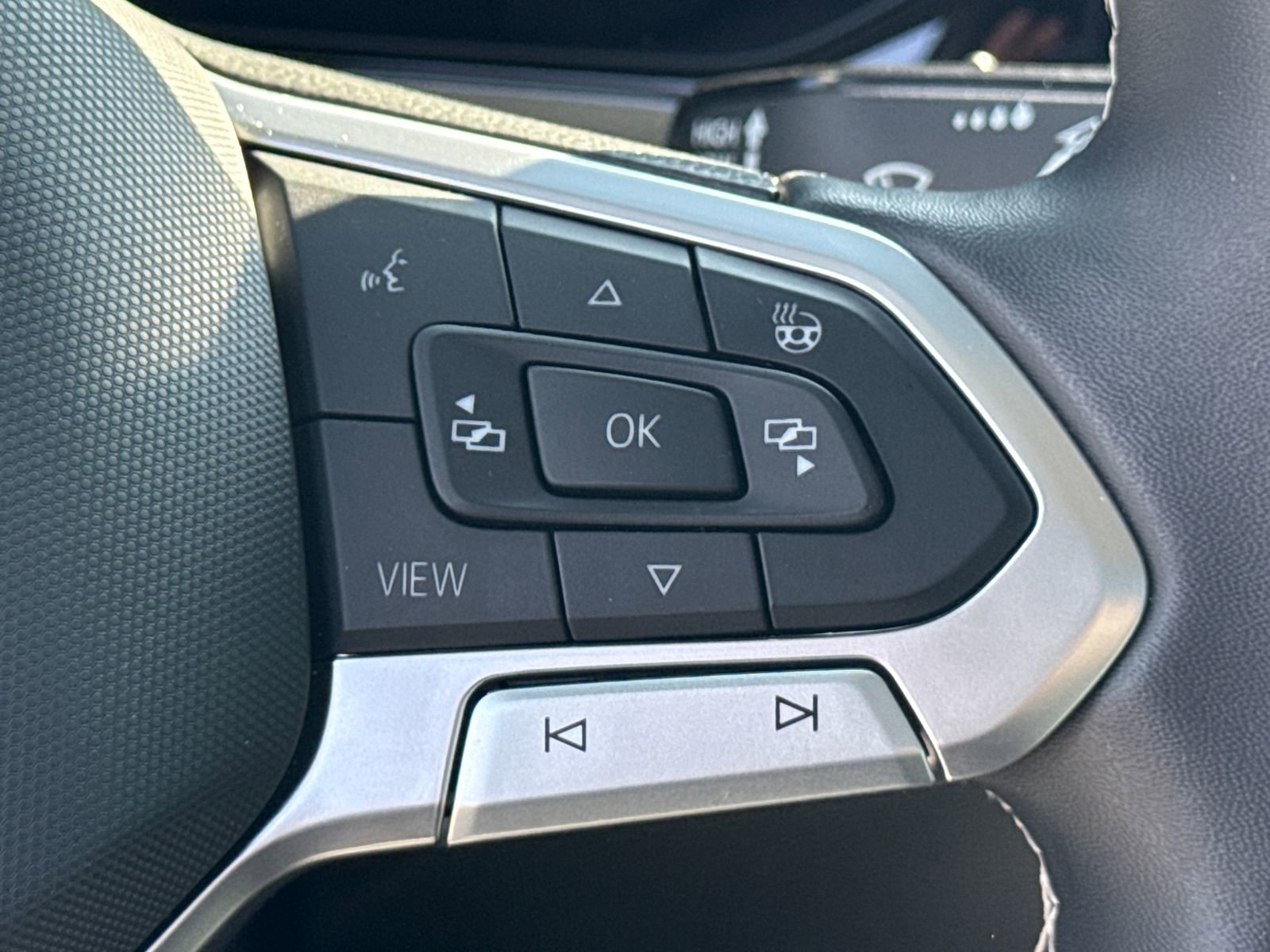 Certified 2023 Volkswagen Taos SEL image 33