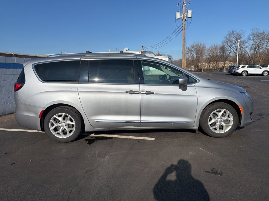 Used 2018 Chrysler Pacifica Touring-L Plus w/ Tire & Wheel Group image 6