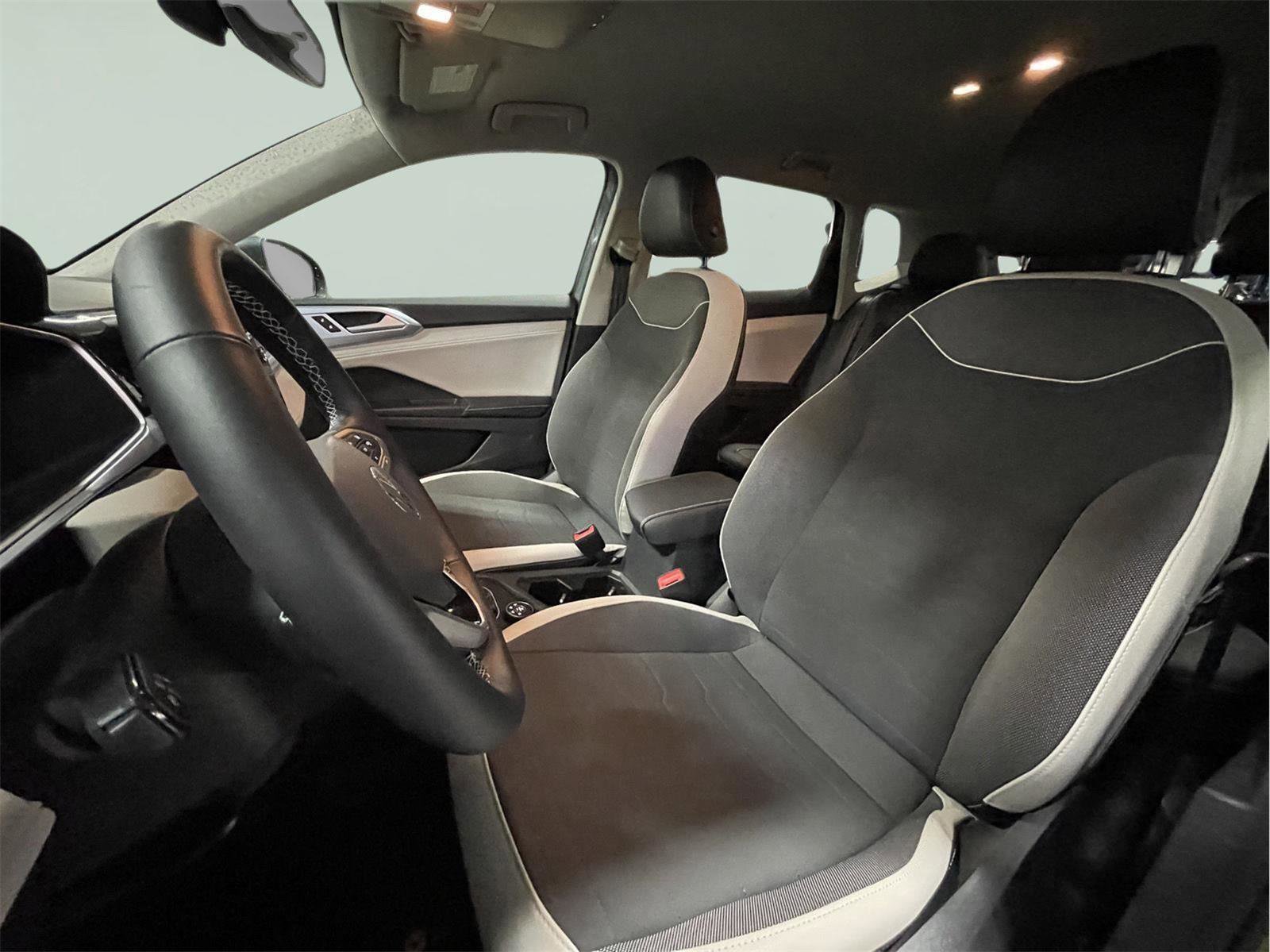 Used 2025 Volkswagen Taos SE image 13