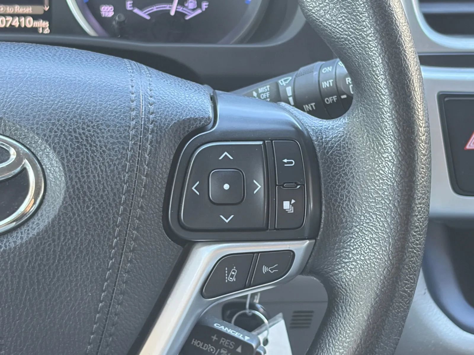 Used 2018 Toyota Highlander LE AWD/4WD image 30