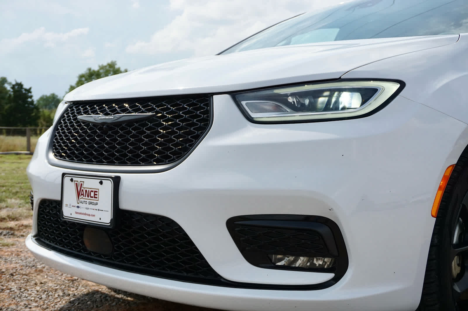 Used 2025 Chrysler Pacifica Limited FWD image 2