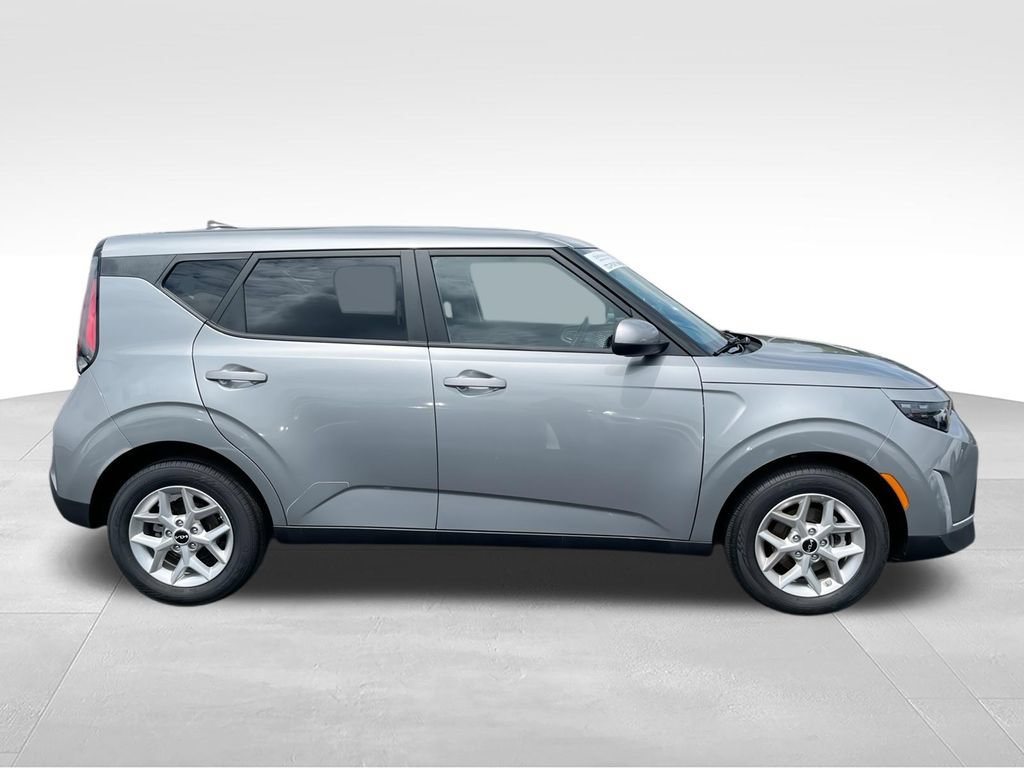 Certified 2025 Kia Soul LX w/ LX Technology Package FWD image 9
