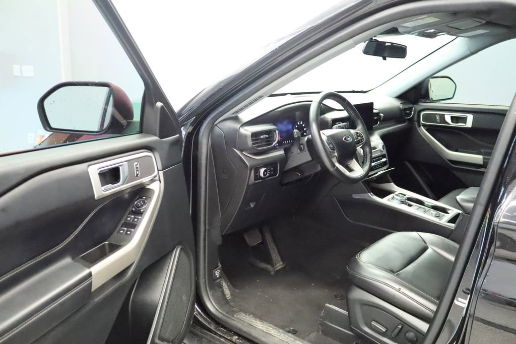 Used 2023 Ford Explorer XLT w/ Equipment Group 202A AWD/4WD image 30