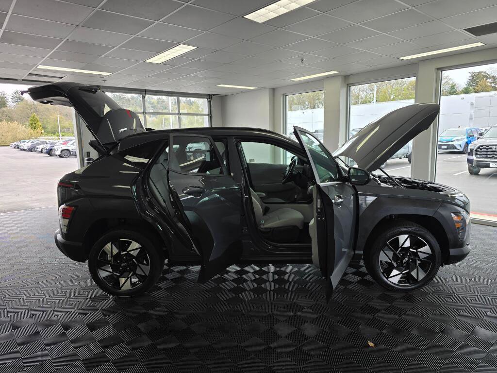 Used 2025 Hyundai Kona SEL AWD/4WD image 16