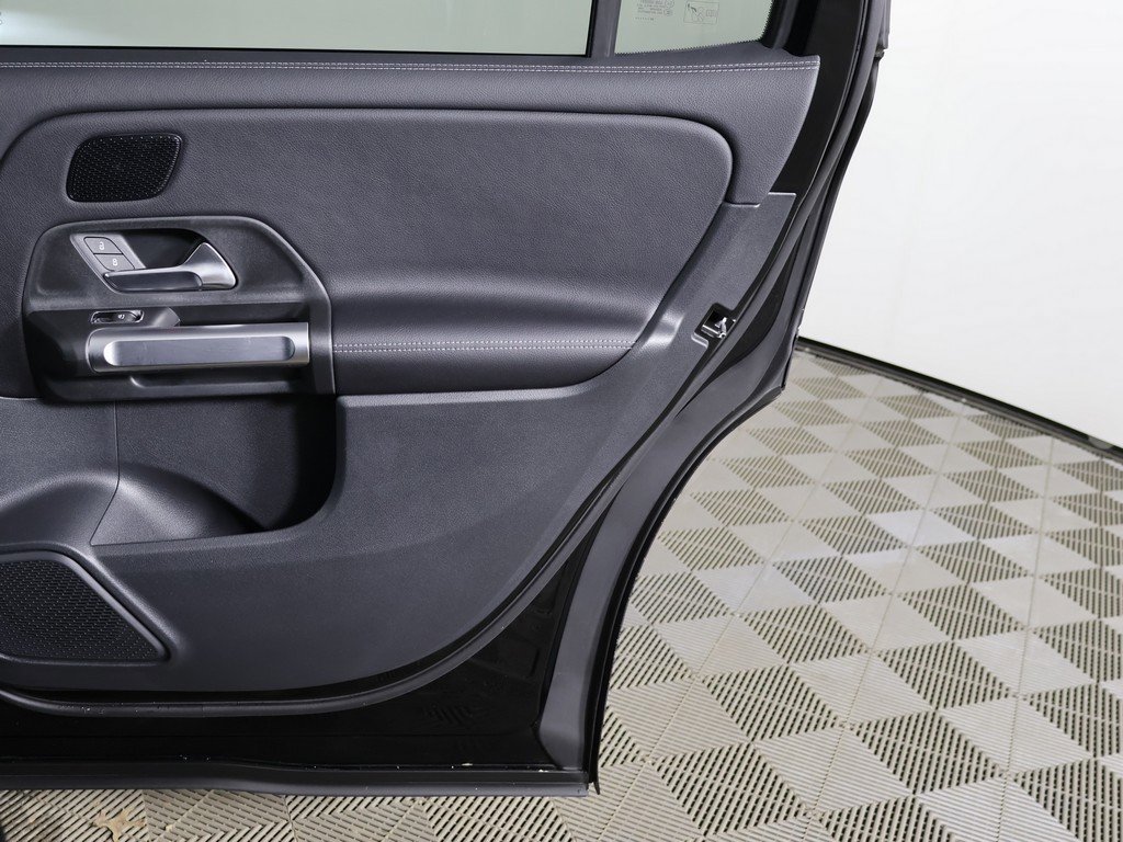 Used 2025 Mercedes-Benz GLB 250 4MATIC image 23