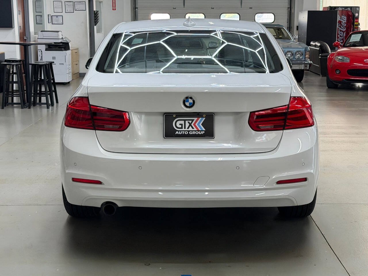 Used 2016 BMW 320i xDrive Sedan AWD/4WD image 3
