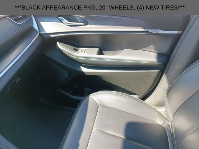 Used 2023 Jeep Grand Cherokee Limited w/ Black Appearance Package AWD/4WD image 14