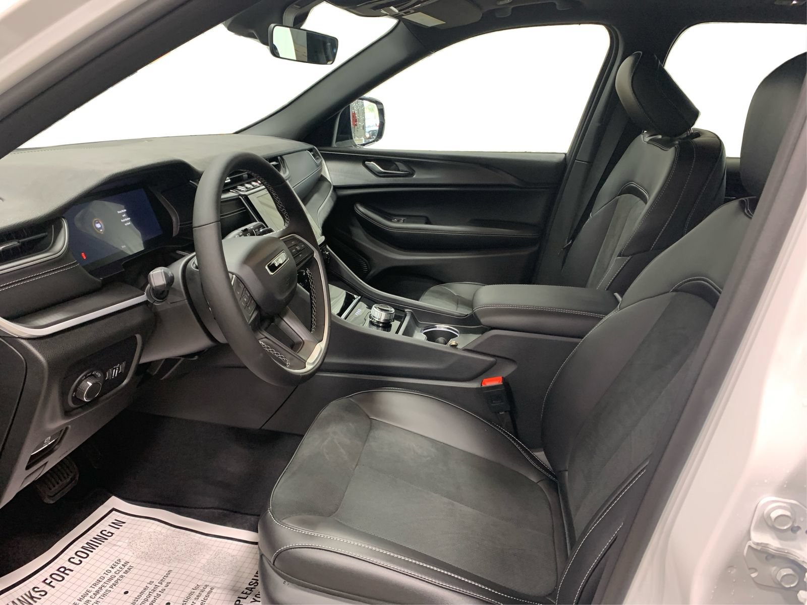 Used 2025 Jeep Grand Cherokee Altitude AWD/4WD image 9