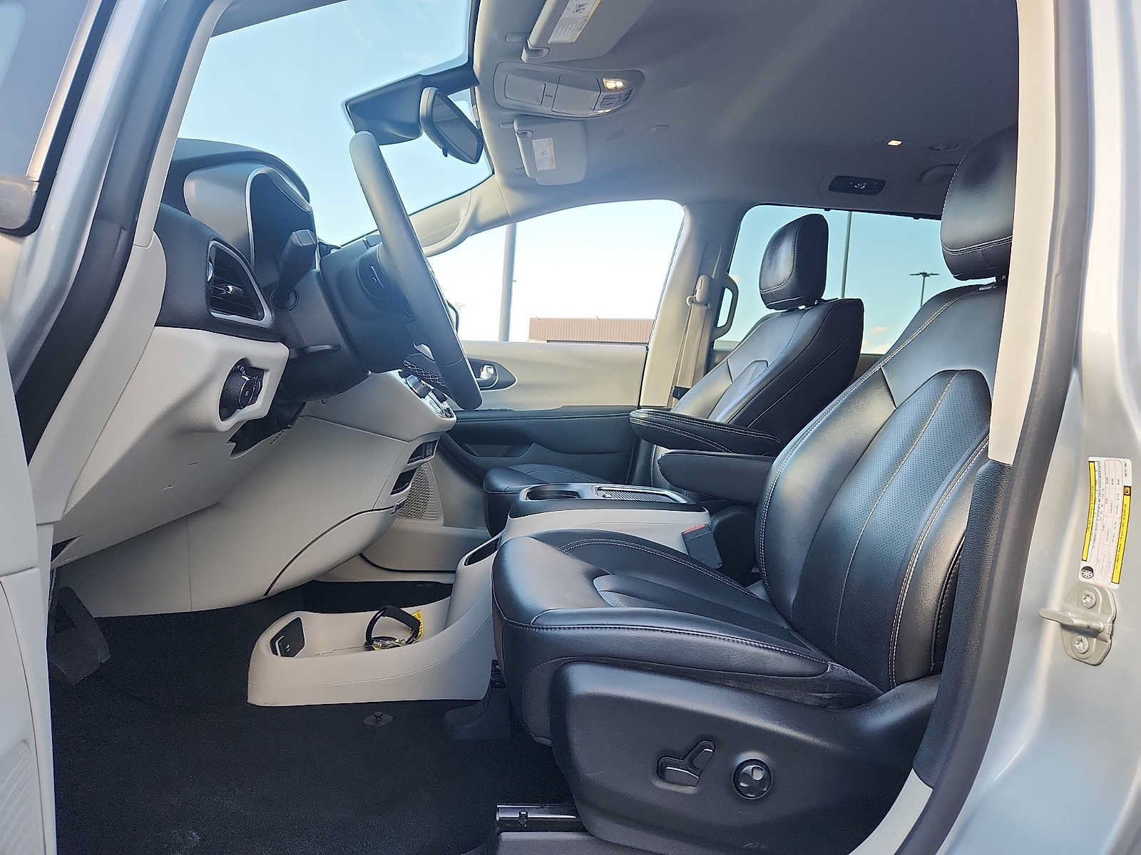 Used 2024 Chrysler Pacifica Touring-L FWD image 13