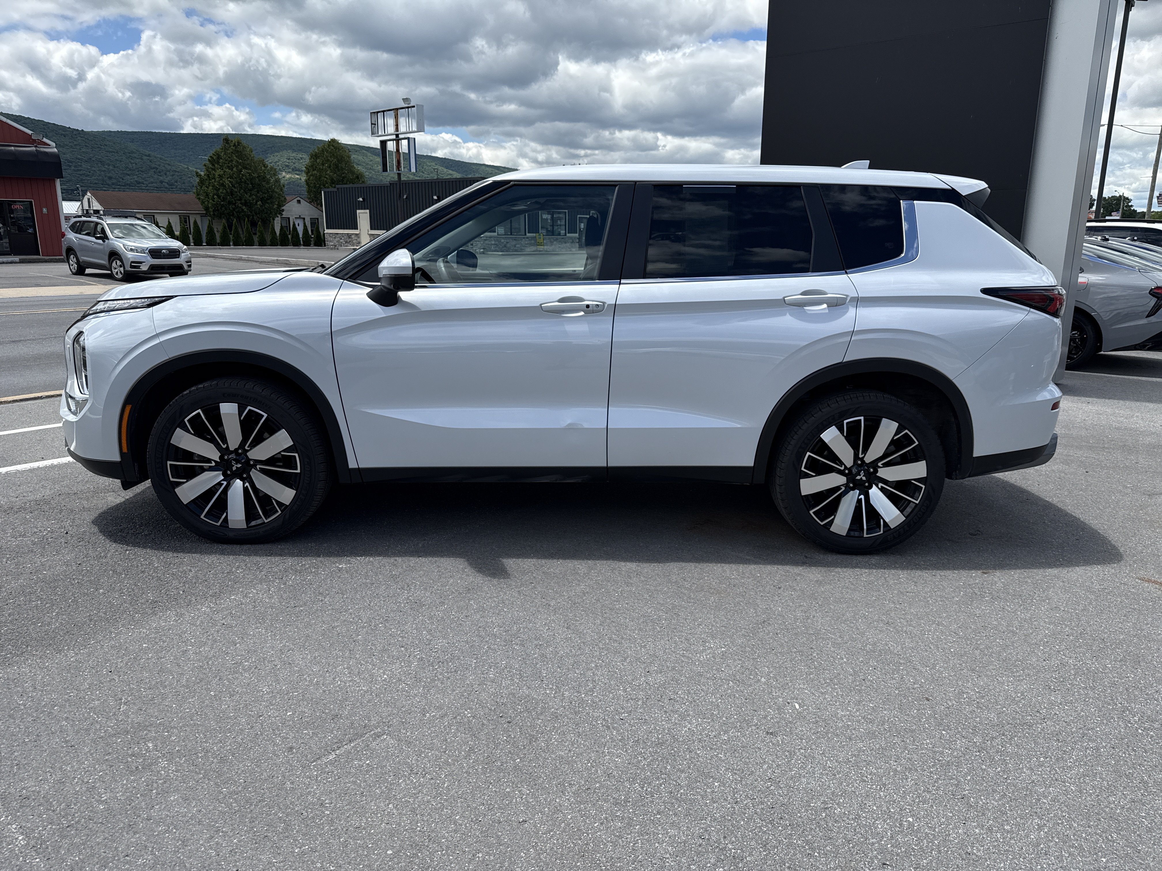 Used 2025 Mitsubishi Outlander SE AWD/4WD image 7