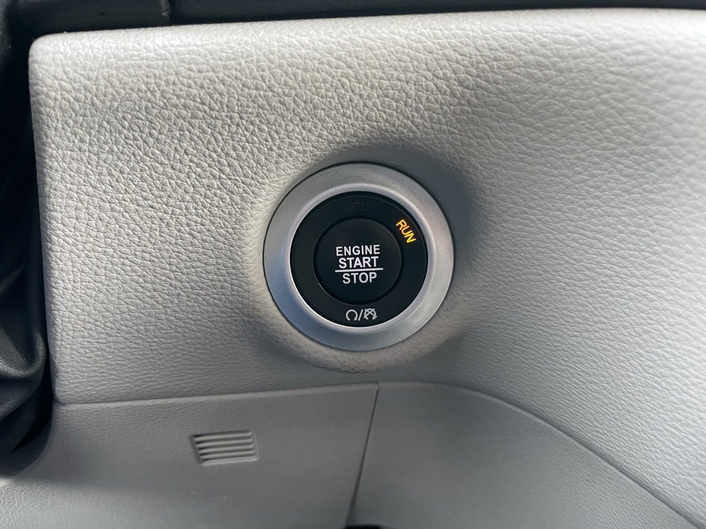 Used 2024 Chrysler Pacifica Select image 49