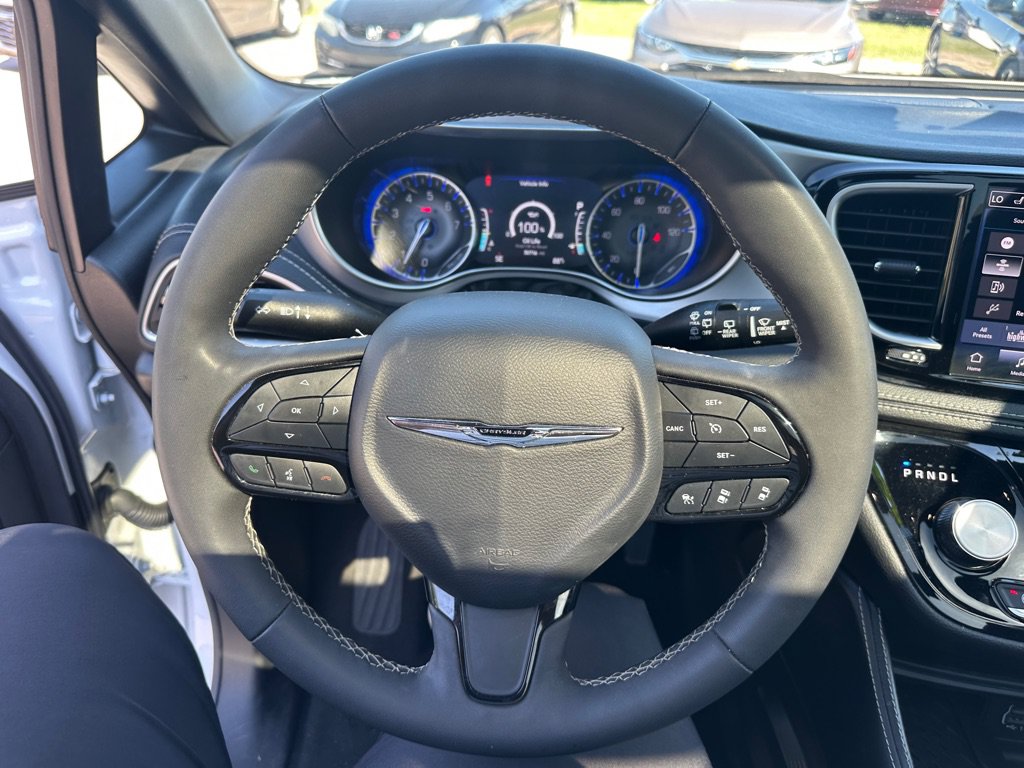Used 2025 Chrysler Pacifica Limited FWD image 17