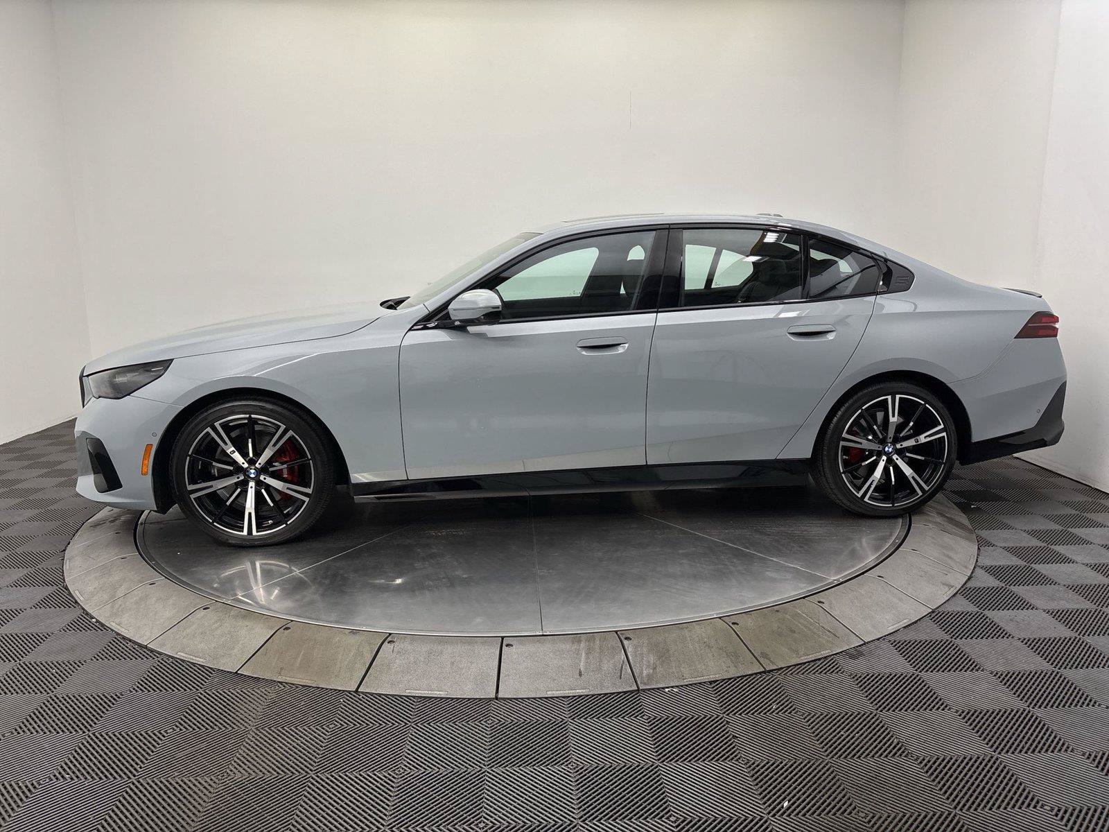Used 2026 BMW 530i xDrive w/ M Sport Package AWD/4WD image 16