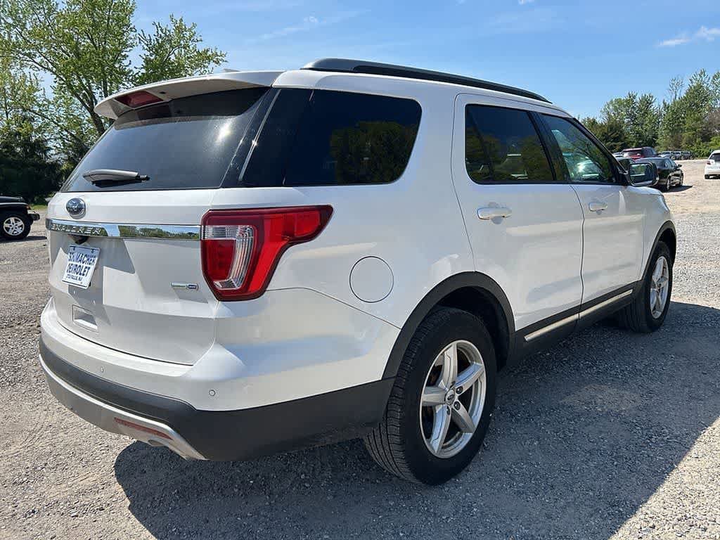Used 2017 Ford Explorer XLT w/ Equipment Group 202A AWD/4WD image 4