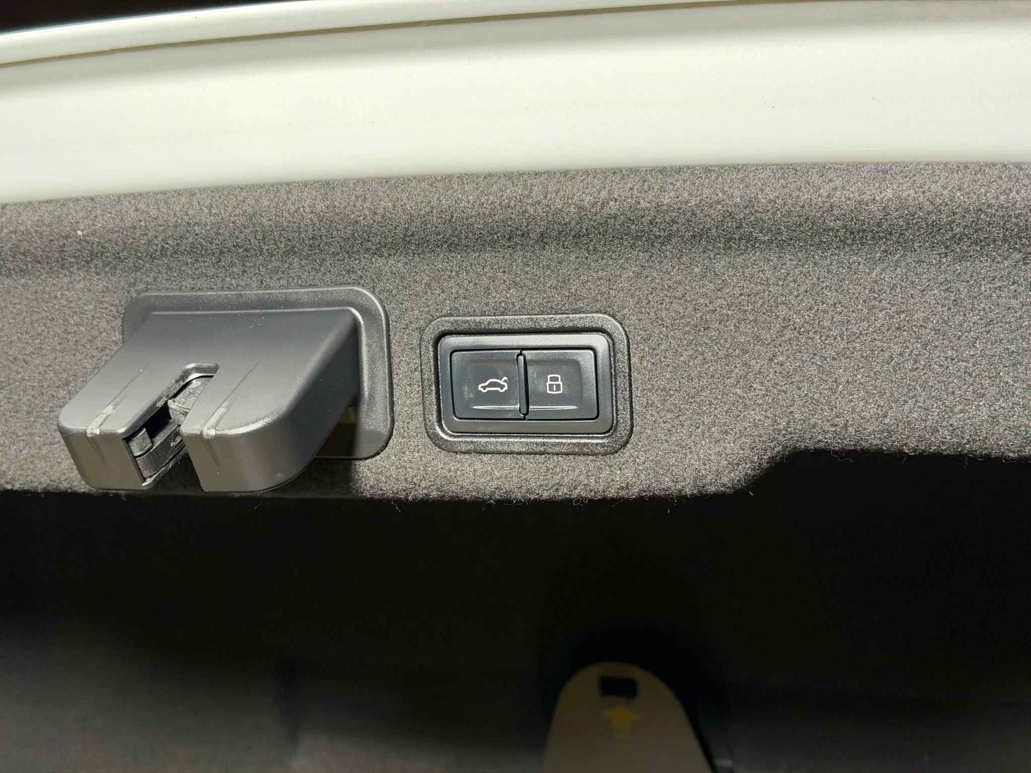 Used 2015 Audi A8 L 4.0T w/ Premium Package image 15