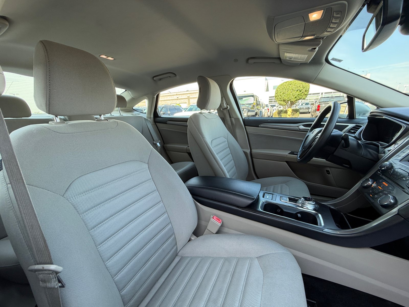 Used 2018 Ford Fusion SE FWD image 19