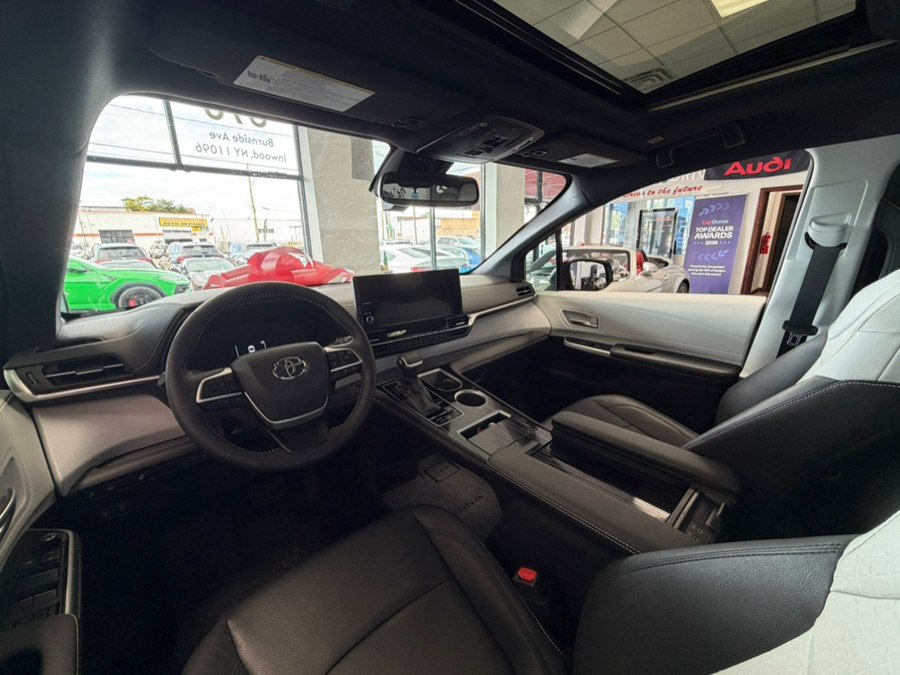 Used 2025 Toyota Sienna XSE FWD image 40