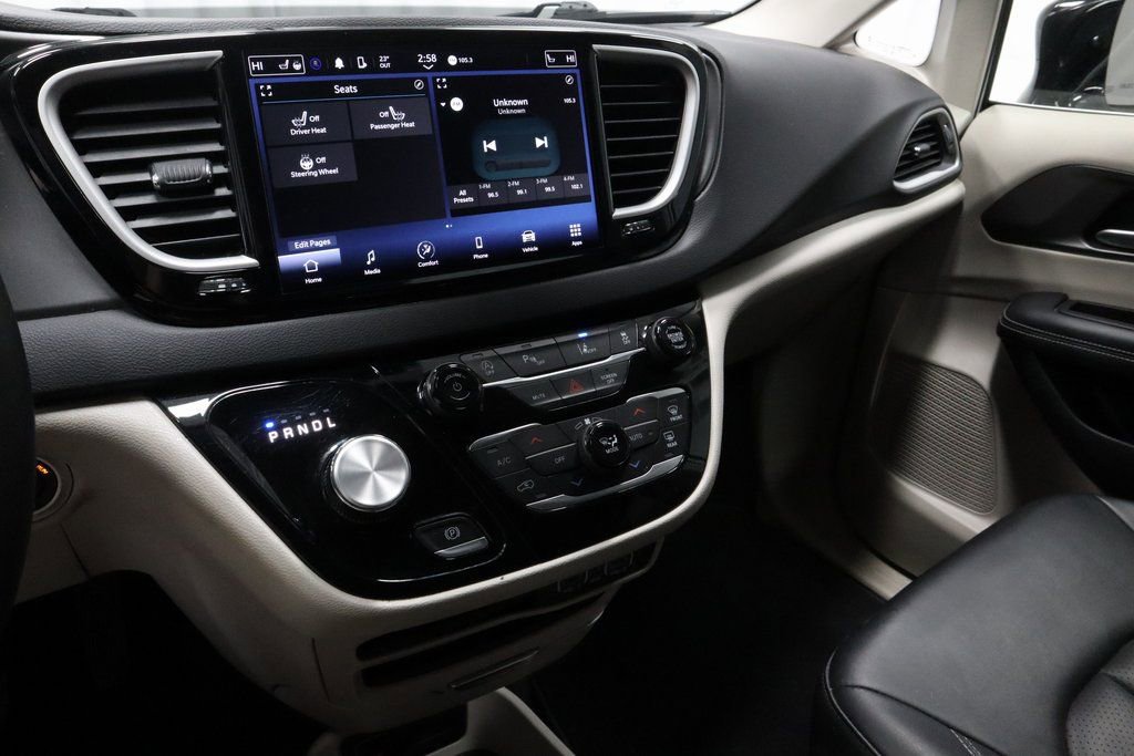 Used 2024 Chrysler Pacifica Touring-L image 30