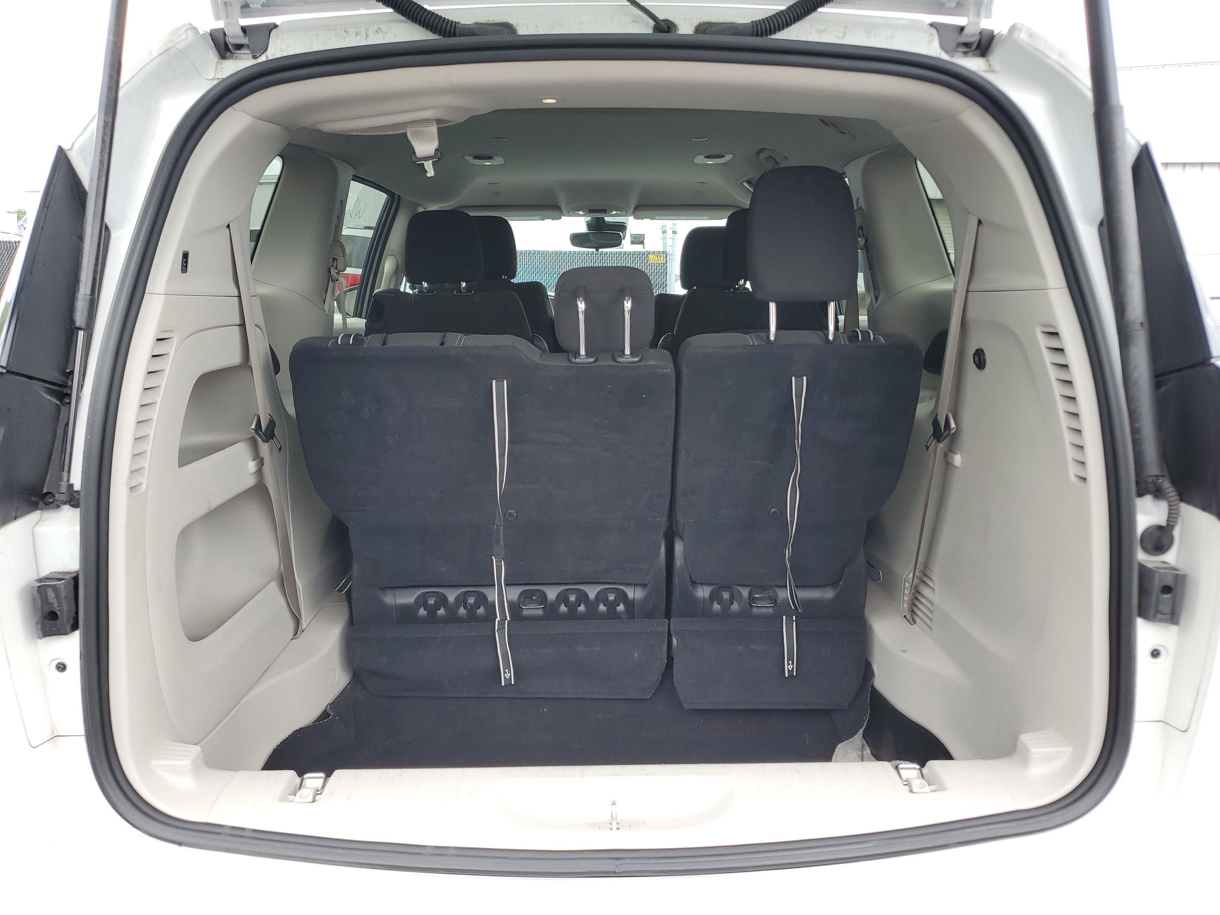 Used 2023 Chrysler Voyager LX image 9