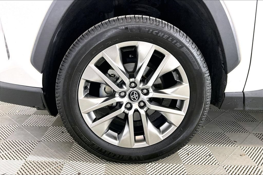 Used 2020 Toyota RAV4 XLE Premium FWD image 7