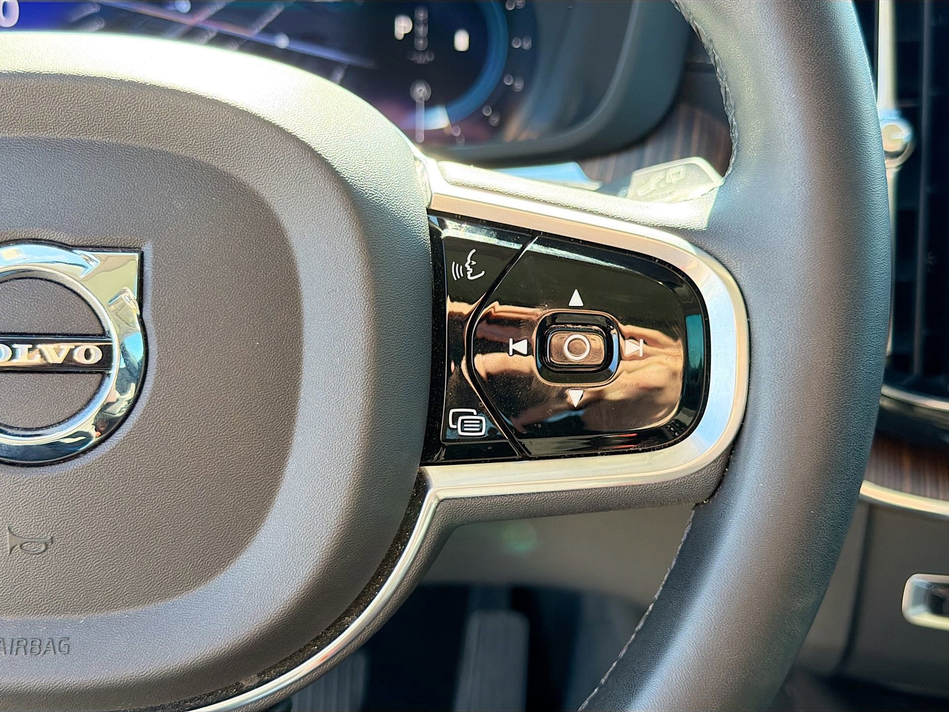 Used 2023 Volvo XC60 B5 Ultimate w/ Climate Package image 37