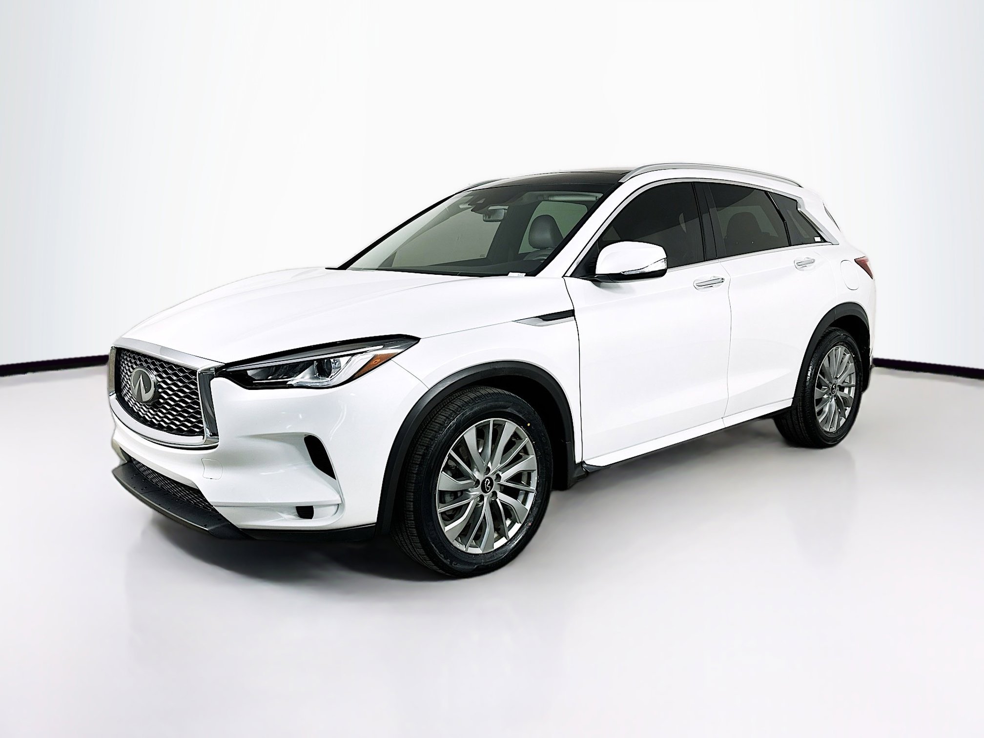 Used 2023 INFINITI QX50 Luxe image 3