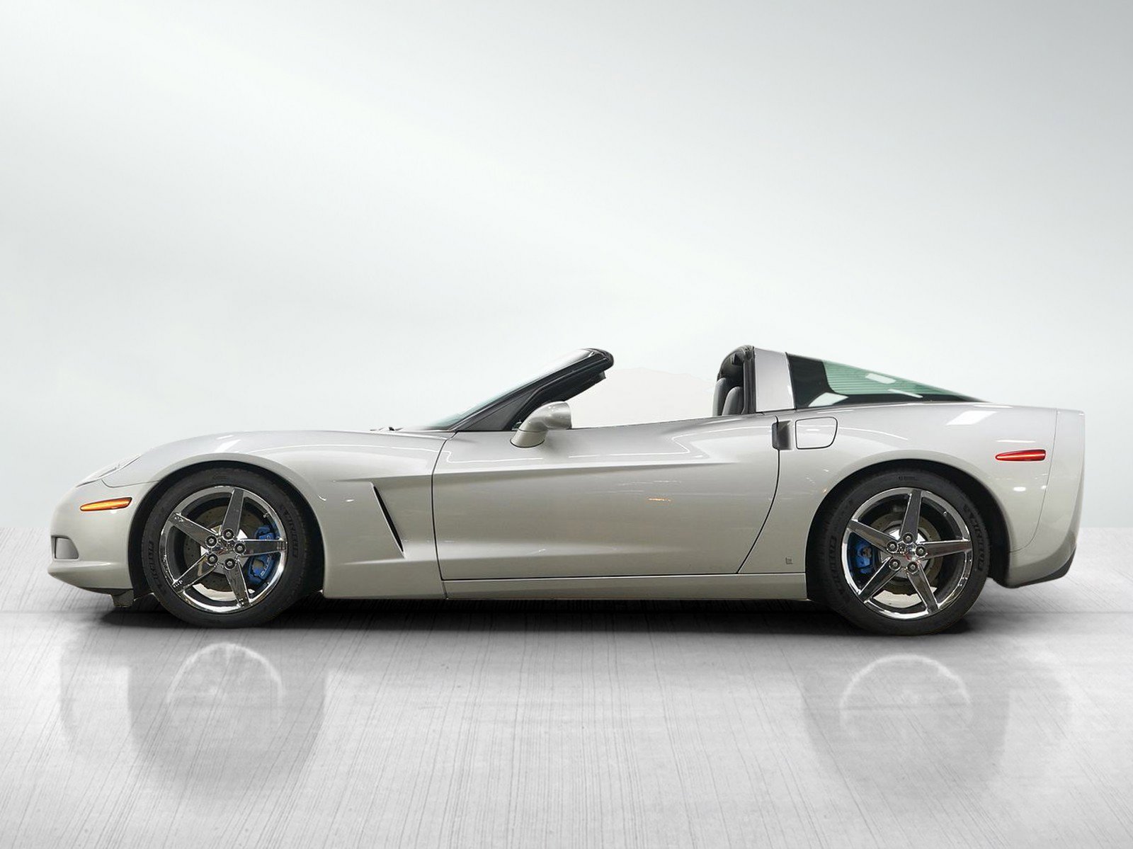 Used 2007 Chevrolet Corvette Coupe w/ Preferred Equipment Group RWD image 2