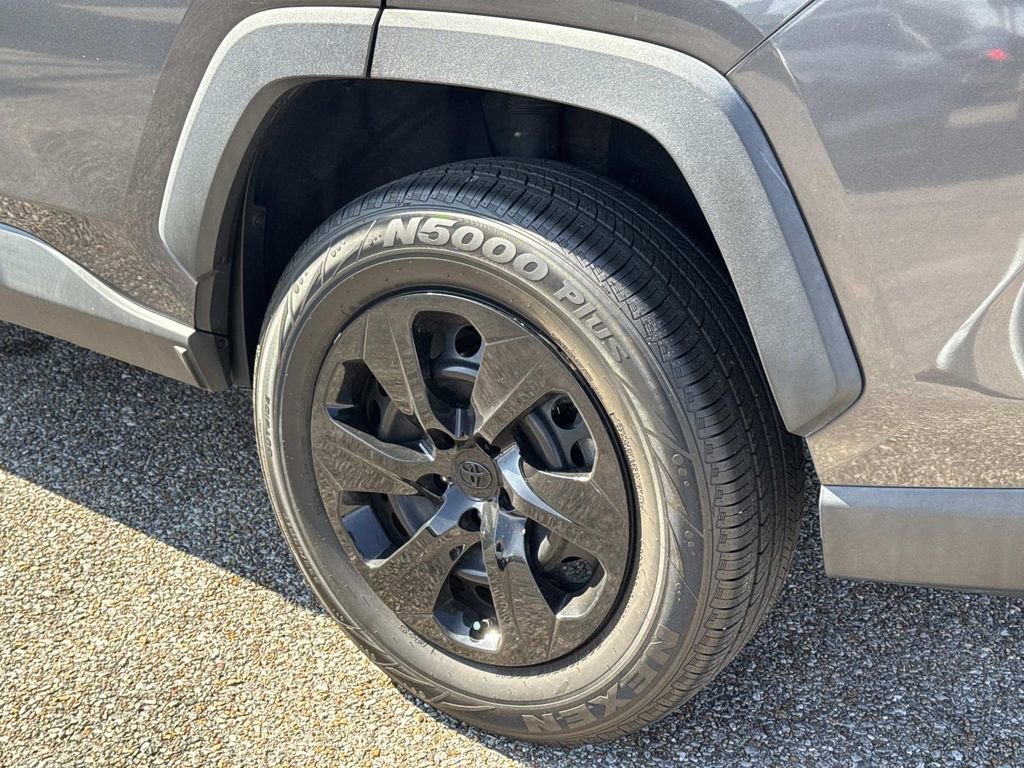 Used 2019 Toyota RAV4 LE image 5