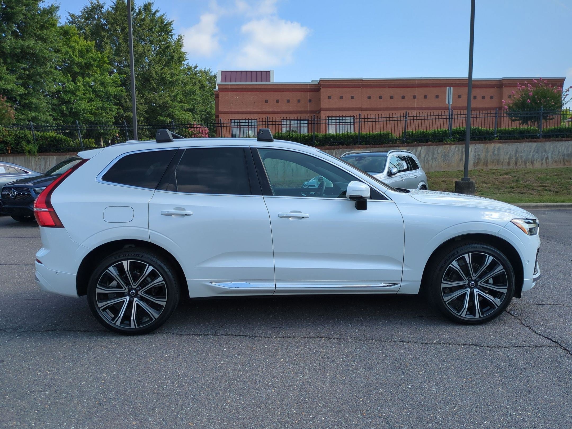 Used 2023 Volvo XC60 B5 Ultimate w/ Climate Package AWD/4WD image 2