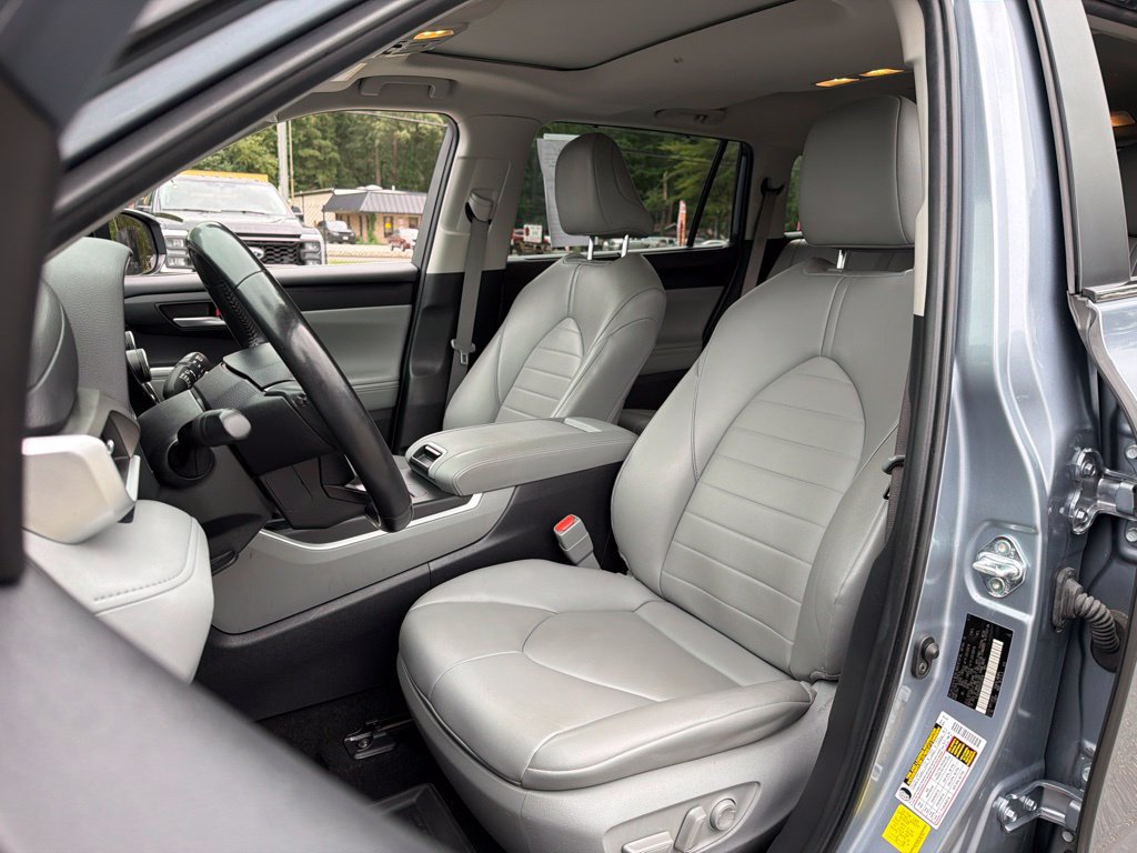 Used 2024 Toyota Highlander XLE AWD/4WD image 18