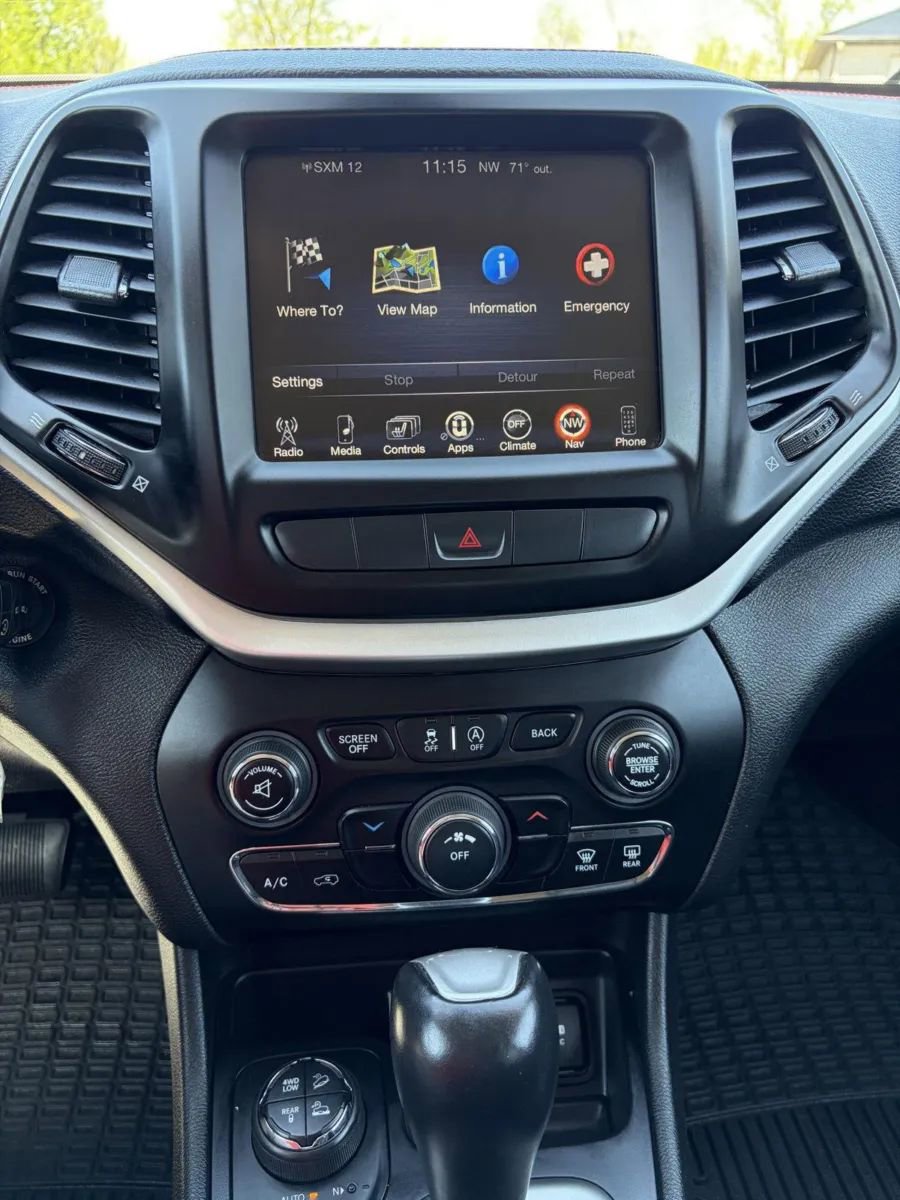 Used 2015 Jeep Cherokee Trailhawk w/ Cold Weather Group image 21